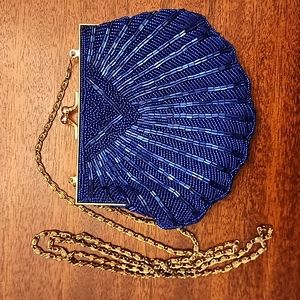 GORGEOUS blue ✨️Vintage✨️ hand beaded clamshell clutch
